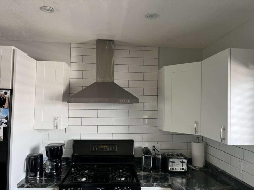10 Chow Avenue Se, Medicine Hat, AB - Indoor Photo Showing Kitchen