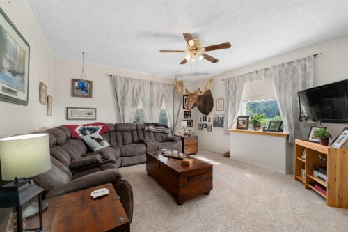250035 Township Road 304, Rural Kneehill County, AB - Indoor Photo Showing Living Room