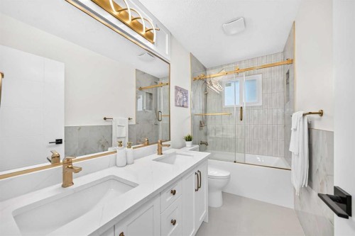 808 Avonlea Place Se, Calgary, AB - Indoor Photo Showing Bathroom