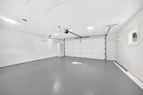 808 Avonlea Place Se, Calgary, AB - Indoor Photo Showing Garage