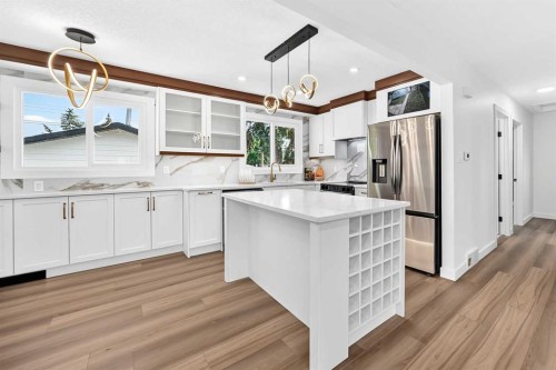 808 Avonlea Place Se, Calgary, AB - Indoor Photo Showing Kitchen With Upgraded Kitchen
