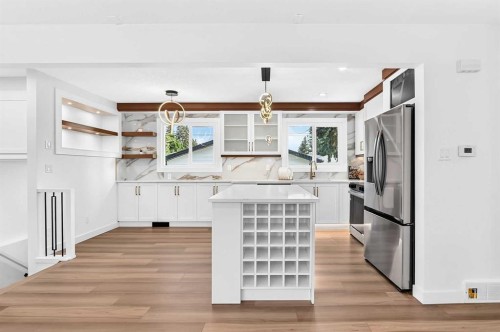 808 Avonlea Place Se, Calgary, AB - Indoor Photo Showing Kitchen