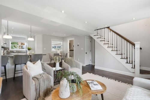 121 15 Street Nw, Calgary, AB - Indoor Photo Showing Living Room