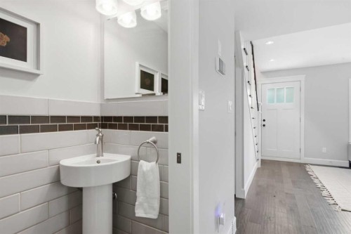 121 15 Street Nw, Calgary, AB - Indoor Photo Showing Bathroom