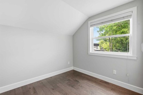 121 15 Street Nw, Calgary, AB - Indoor Photo Showing Other Room