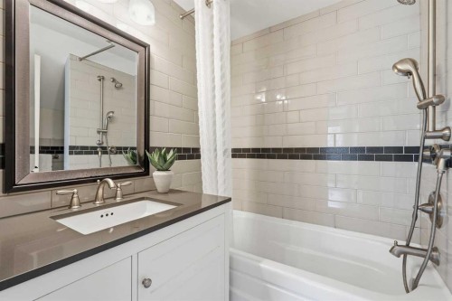 121 15 Street Nw, Calgary, AB - Indoor Photo Showing Bathroom