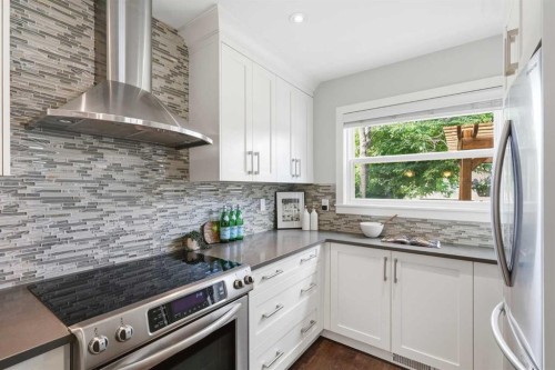 121 15 Street Nw, Calgary, AB - Indoor Photo Showing Kitchen