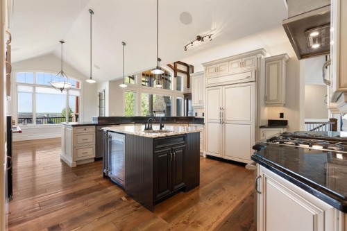 8 Blueridge Drive, Rural Rocky View County, AB - Indoor Photo Showing Kitchen With Upgraded Kitchen