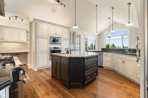 8 Blueridge Drive, Rural Rocky View County, AB - Indoor Photo Showing Kitchen With Upgraded Kitchen