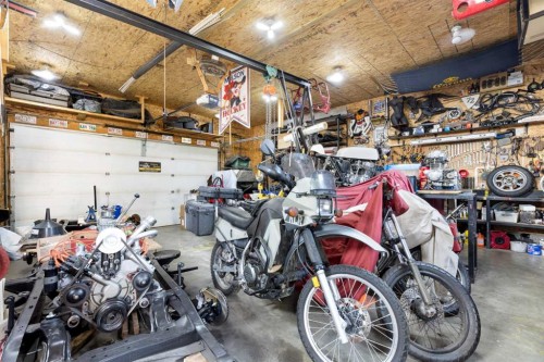 1501 Strathcona Close, Strathmore, AB - Indoor Photo Showing Garage