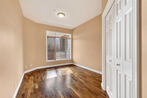 7304-14 Hemlock Crescent Sw, Calgary, AB - Indoor Photo Showing Other Room