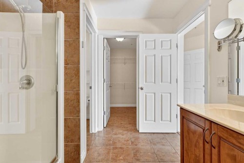 7304-14 Hemlock Crescent Sw, Calgary, AB - Indoor Photo Showing Bathroom