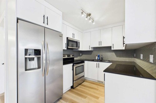 1-67 West Coach Manor Sw, Calgary, AB - Indoor Photo Showing Kitchen