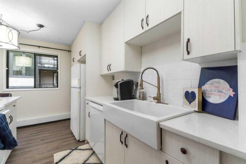 39-3519 49 Street Nw, Calgary, AB - Indoor Photo Showing Kitchen