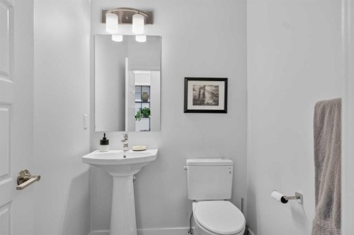 318 Marina Cove Se, Calgary, AB - Indoor Photo Showing Bathroom