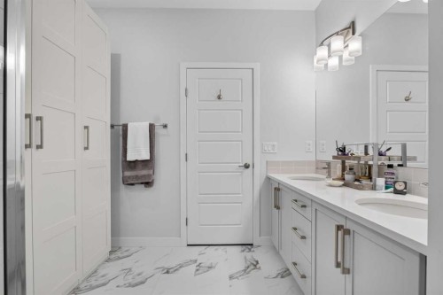 318 Marina Cove Se, Calgary, AB - Indoor Photo Showing Bathroom
