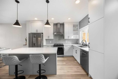 211 Silverton Glen Crescent Sw, Calgary, AB - Indoor Photo Showing Kitchen With Upgraded Kitchen