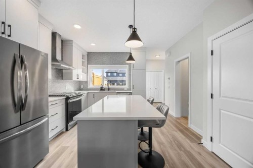 211 Silverton Glen Crescent Sw, Calgary, AB - Indoor Photo Showing Kitchen With Upgraded Kitchen