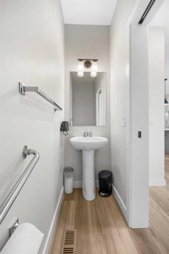211 Silverton Glen Crescent Sw, Calgary, AB - Indoor Photo Showing Bathroom