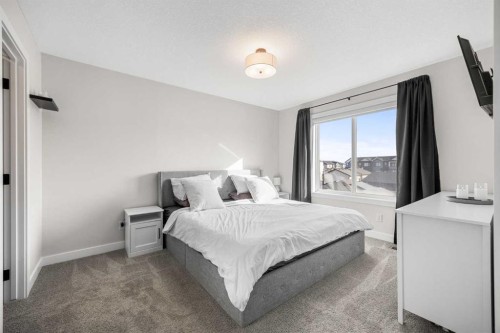 211 Silverton Glen Crescent Sw, Calgary, AB - Indoor Photo Showing Bedroom