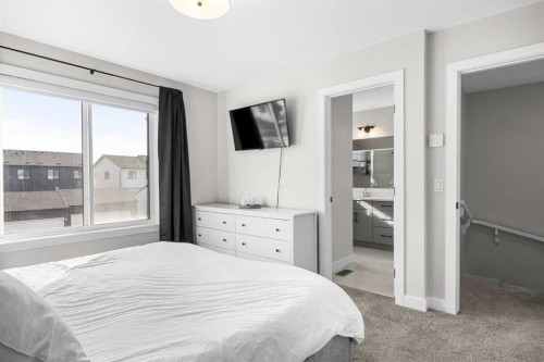 211 Silverton Glen Crescent Sw, Calgary, AB - Indoor Photo Showing Bedroom