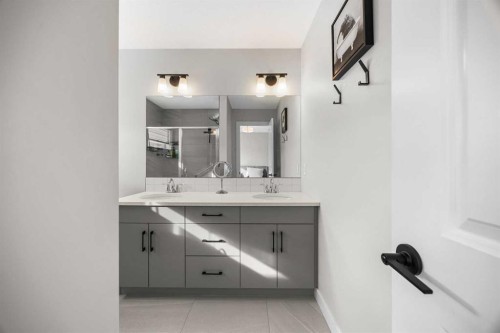 211 Silverton Glen Crescent Sw, Calgary, AB - Indoor Photo Showing Bathroom