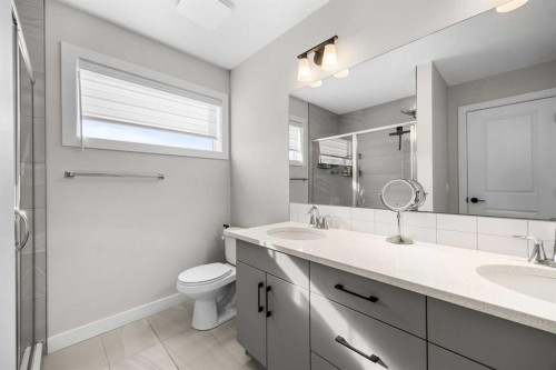 211 Silverton Glen Crescent Sw, Calgary, AB - Indoor Photo Showing Bathroom