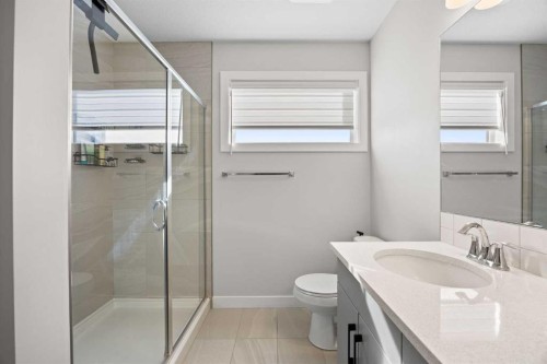 211 Silverton Glen Crescent Sw, Calgary, AB - Indoor Photo Showing Bathroom