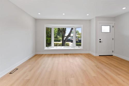 439 Arlington Drive Se, Calgary, AB - Indoor Photo Showing Other Room