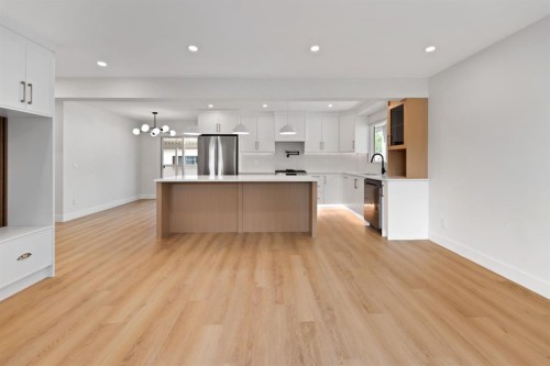 439 Arlington Drive Se, Calgary, AB - Indoor Photo Showing Kitchen