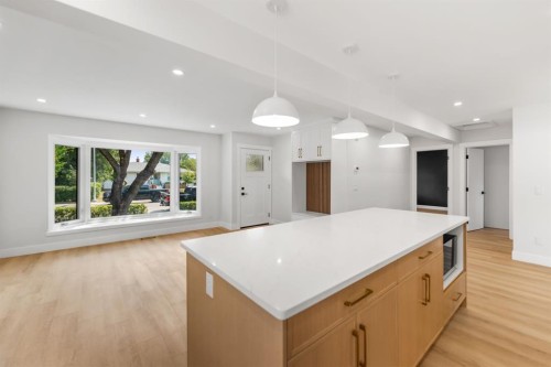 439 Arlington Drive Se, Calgary, AB - Indoor Photo Showing Other Room
