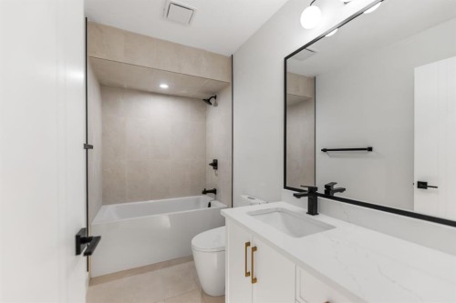 439 Arlington Drive Se, Calgary, AB - Indoor Photo Showing Bathroom
