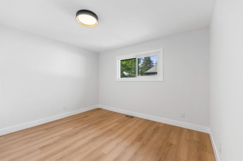 439 Arlington Drive Se, Calgary, AB - Indoor Photo Showing Other Room