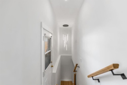439 Arlington Drive Se, Calgary, AB - Indoor Photo Showing Other Room