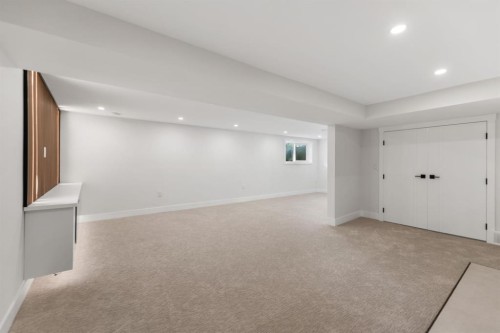 439 Arlington Drive Se, Calgary, AB - Indoor Photo Showing Other Room