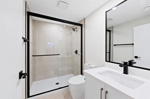 439 Arlington Drive Se, Calgary, AB - Indoor Photo Showing Bathroom