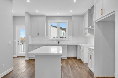 10 Versant Path Sw, Calgary, AB - Indoor Photo Showing Kitchen With Upgraded Kitchen
