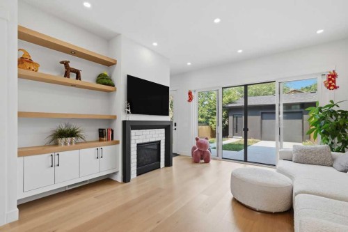 136 10 Avenue Nw, Calgary, AB - Indoor Photo Showing Living Room With Fireplace