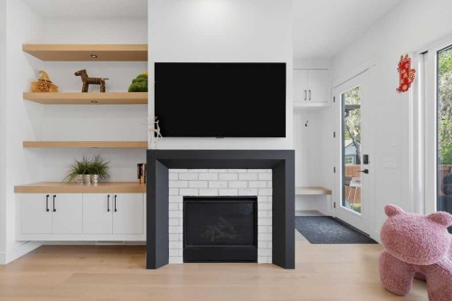 136 10 Avenue Nw, Calgary, AB - Indoor Photo Showing Living Room With Fireplace