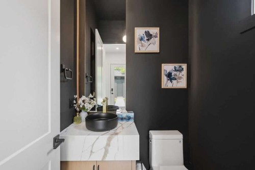 136 10 Avenue Nw, Calgary, AB - Indoor Photo Showing Bathroom