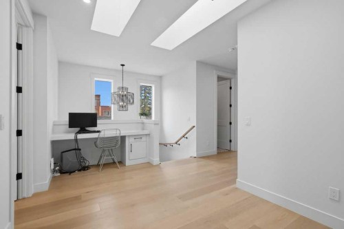 136 10 Avenue Nw, Calgary, AB - Indoor Photo Showing Other Room