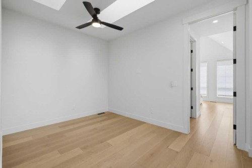 136 10 Avenue Nw, Calgary, AB - Indoor Photo Showing Other Room