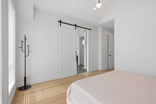 136 10 Avenue Nw, Calgary, AB - Indoor Photo Showing Bedroom