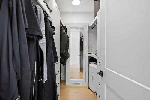 136 10 Avenue Nw, Calgary, AB - Indoor With Storage