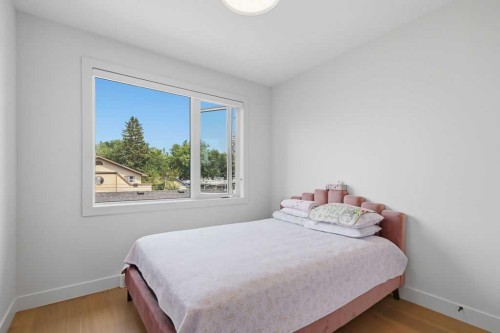 136 10 Avenue Nw, Calgary, AB - Indoor Photo Showing Bedroom