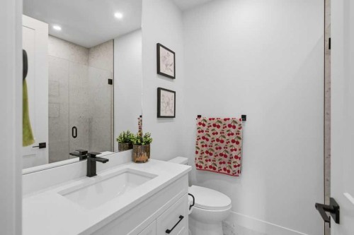 136 10 Avenue Nw, Calgary, AB - Indoor Photo Showing Bathroom