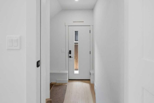 136 10 Avenue Nw, Calgary, AB - Indoor Photo Showing Other Room