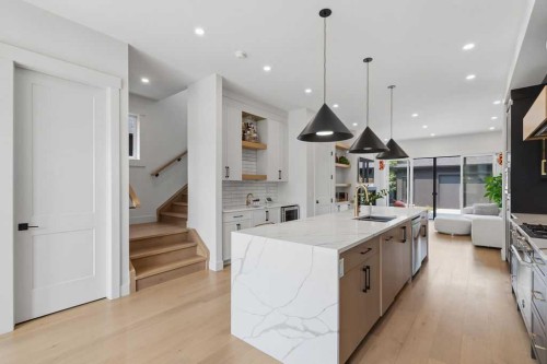 136 10 Avenue Nw, Calgary, AB - Indoor Photo Showing Kitchen With Upgraded Kitchen