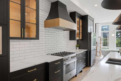 136 10 Avenue Nw, Calgary, AB - Indoor Photo Showing Kitchen With Upgraded Kitchen