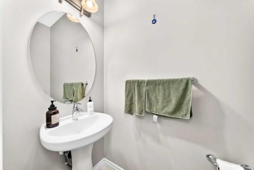 456 Mahogany Boulevard Se, Calgary, AB - Indoor Photo Showing Bathroom